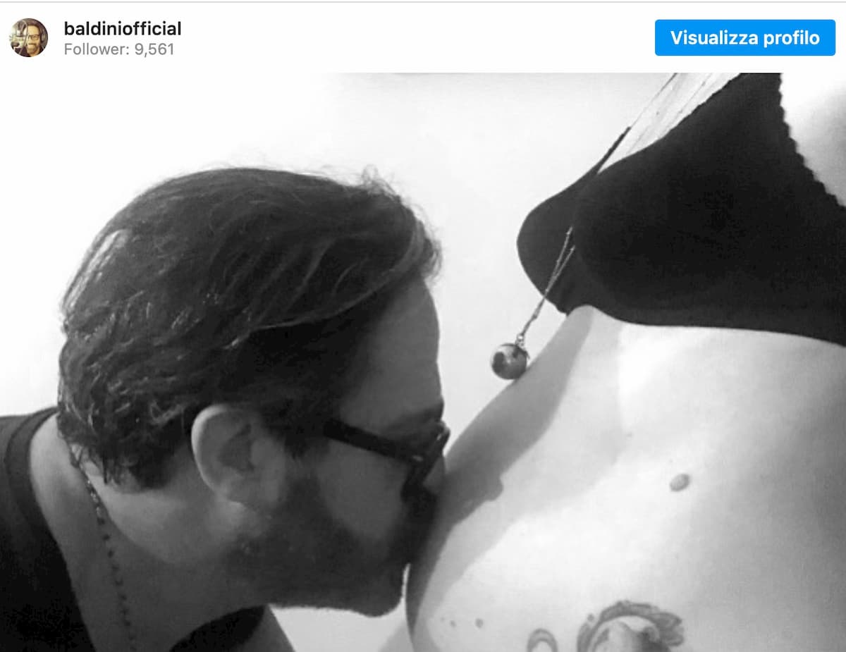 Marco Baldini papà a 61 anni. L'annuncio social: "Il regalo più bello di Aurora"