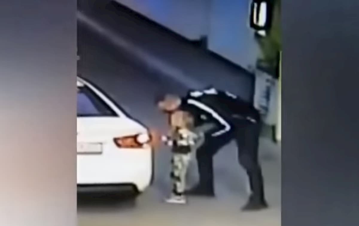 Bambina di 4 anni rapita in un benzinaio mentre la madre pagava