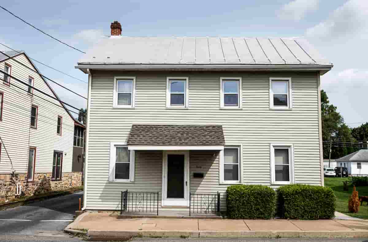 Bambino di 12 anni trovato morto in casa, era segregato in una stanza tra le feci