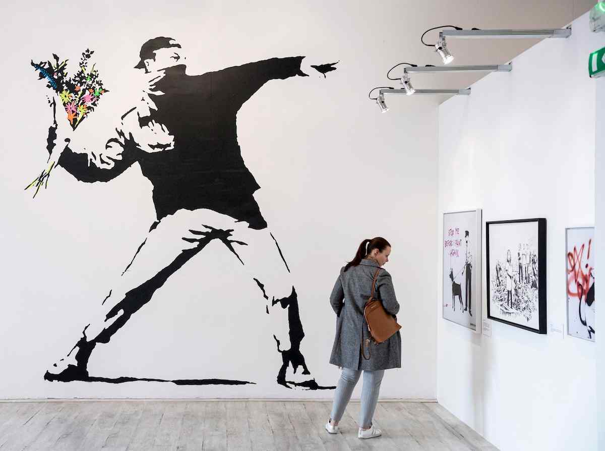 Banksy perde il copyright sul Lanciatore di fiori. L'Ue: "Niente diritti a chi è anonimo"