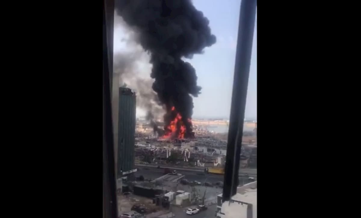 Beirut, nuovo gigantesco incendio al porto