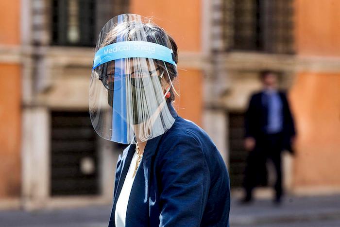 Coronavirus, mascherine con valvola e visiere non bastano. Meglio le chirurgiche