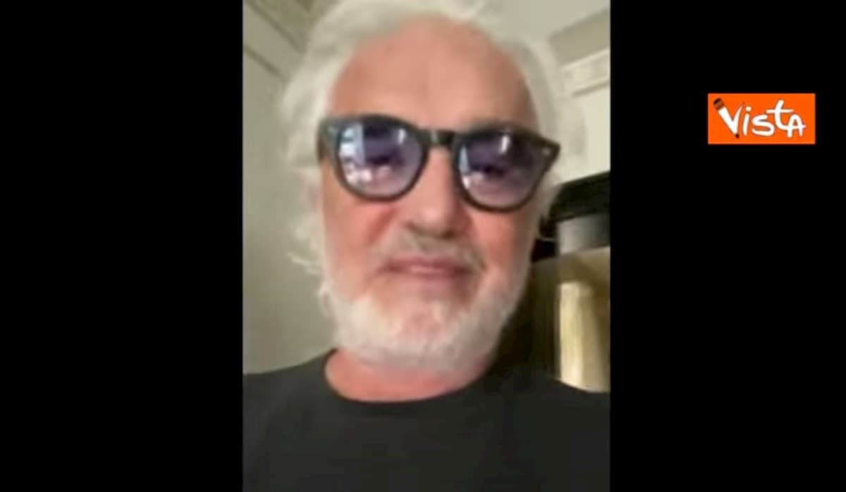 Sardegna era covid free, colonialisti del nord hanno importato il virus: senza mascherina già sull'aereo. Nella foto Flavio Briatore
