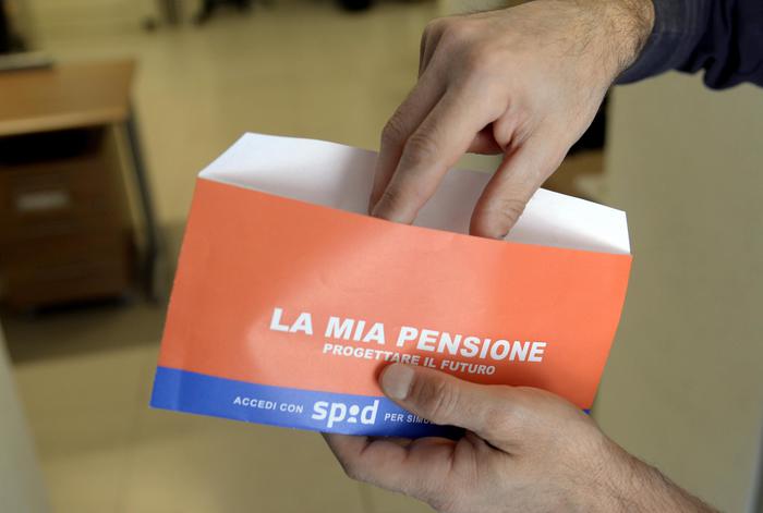 Italia. Pensioni e scuola allarme rosso: assediate da spacciatori...di balle