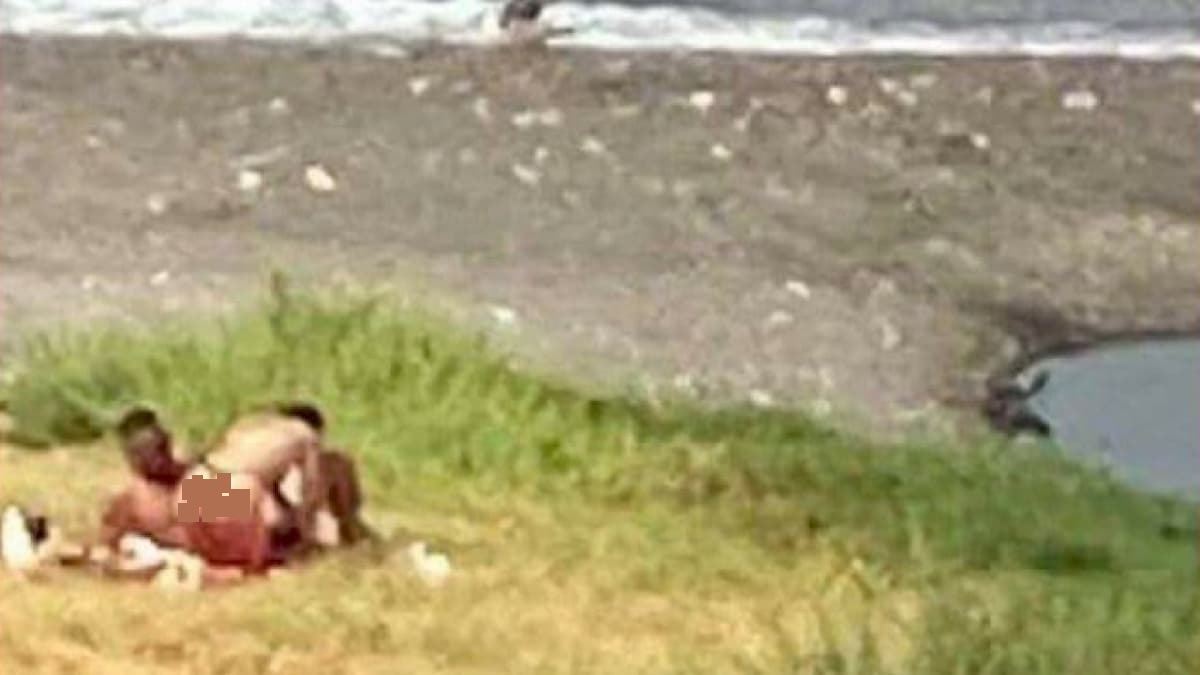 Castellammare di Stabia, rapporto orale in spiaggia in pieno giorno