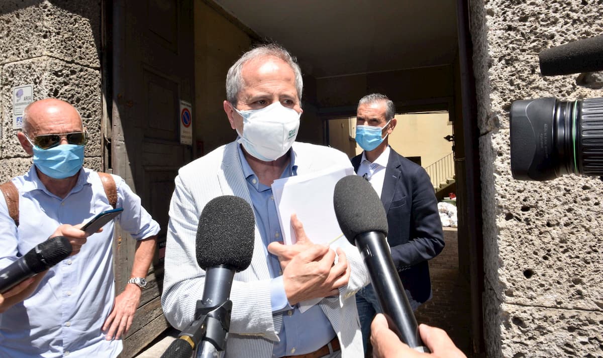 Stadi, i medici contro. Locatelli (Cts) e Crisanti: "Da irresponsabili"