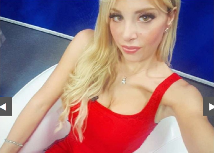 Delia Paciello, follower si tocca durante la diretta Instagram della candidata alle regionali