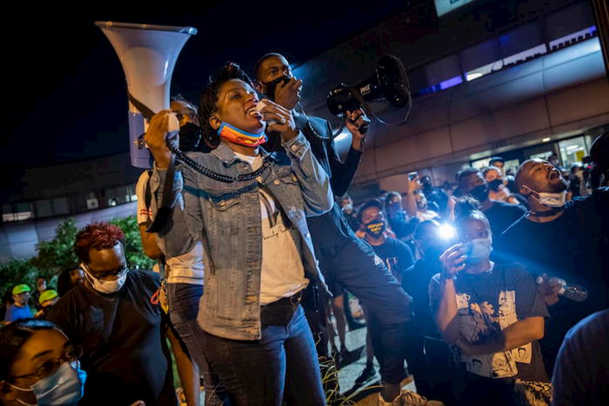 Usa, afroamericano di 18 anni ucciso dalla polizia a Washington