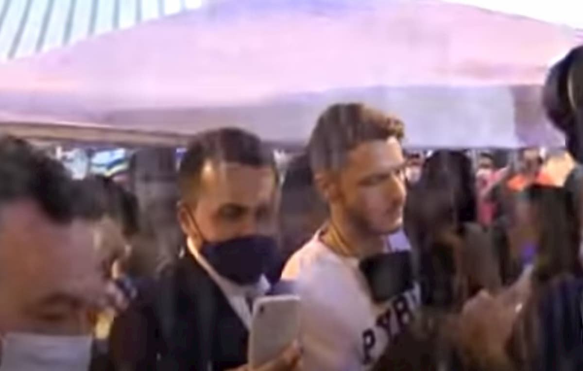 Gavettone a Luigi Di Maio durante un comizio a San Giorgio a Cremano (Napoli) VIDEO