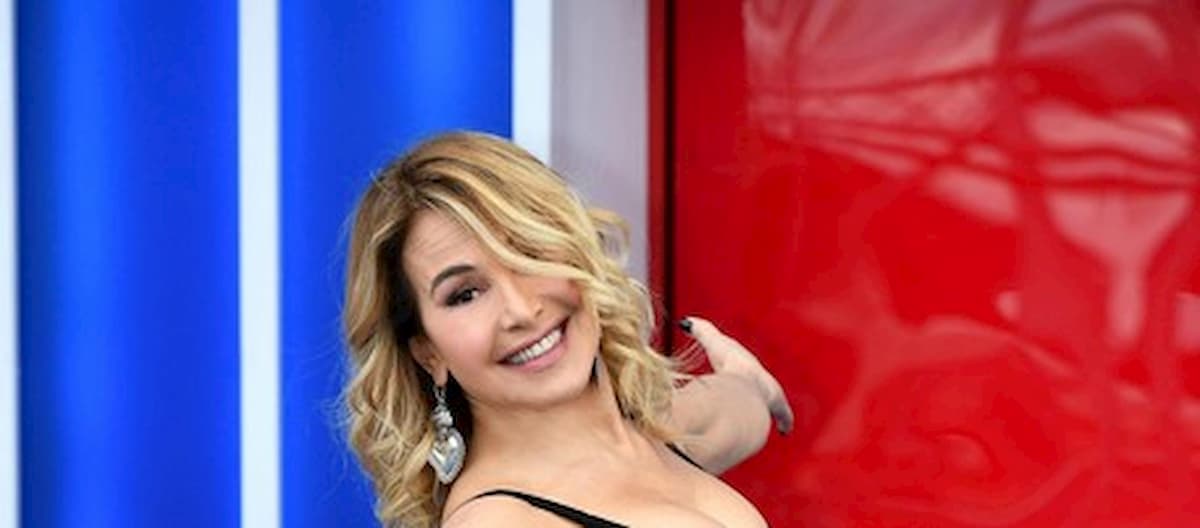 Candeggina sulle zampe di cani e gatti contro il coronavirus: esposto di Aidaa contro Barbara D'Urso