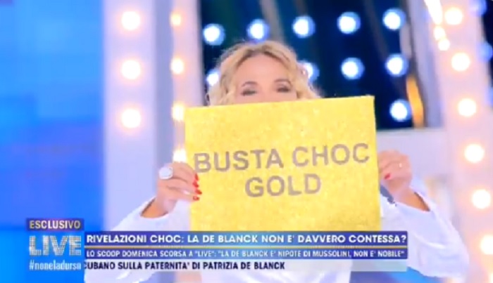 Patrizia De Blanck non è la nipote di Benito Mussolini. Barbara D'Urso mostra il certificato