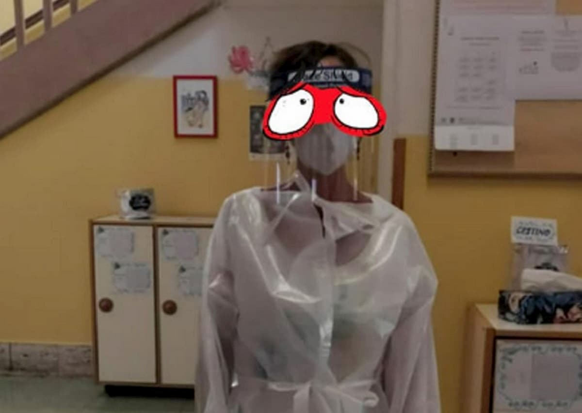 Scuola, educatrice si mostra con visiera, mascherina e camice di plastica