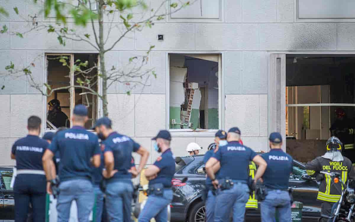 Milano. Esplosione in piazzale Libia: forte come una bomba. E l'onda d'urto sposta un'auto