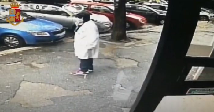 Il finto medico col camice che rapina le farmacie a Roma VIDEO