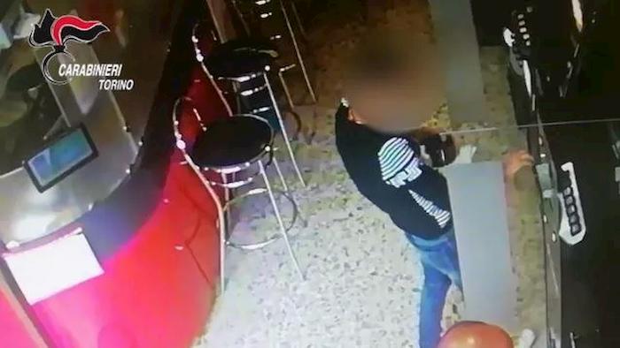Moncalieri, finto prete raggira coppia di anziani e si gioca i soldi alle slot