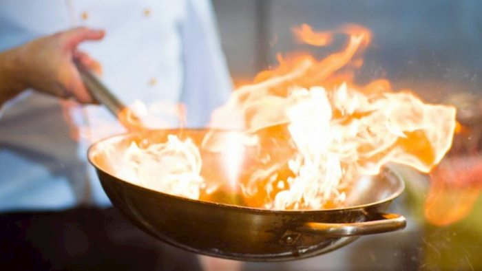 Trabia, sposa colpita al volto da una fiammata flambé durante banchetto di nozze: è grave