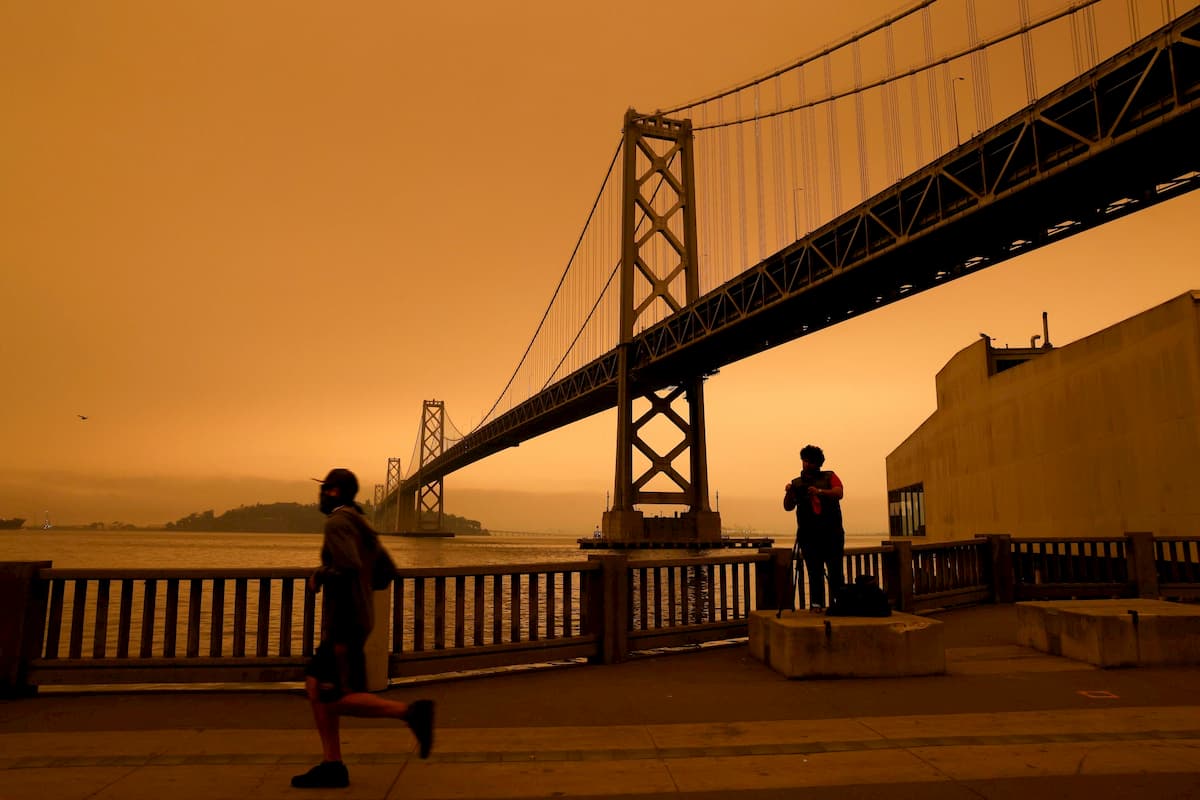 Incendi in California, a San Francisco il cielo diventa arancione: fumo e cenere bloccano la luce del sole