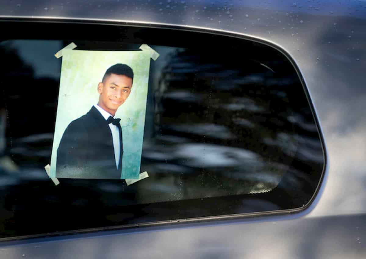 Funerale Willy a Paliano: tutti in bianco come vuole la famiglia. Anche Conte