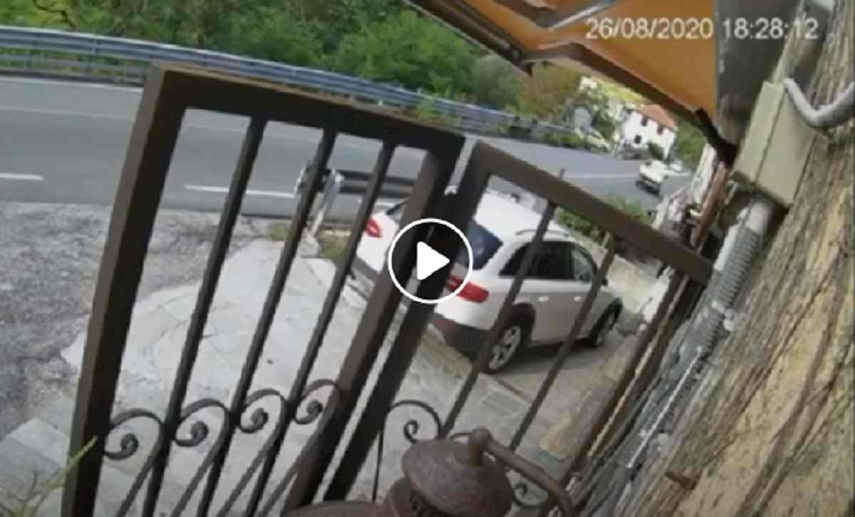 genova tavola legno colpisce ragazza