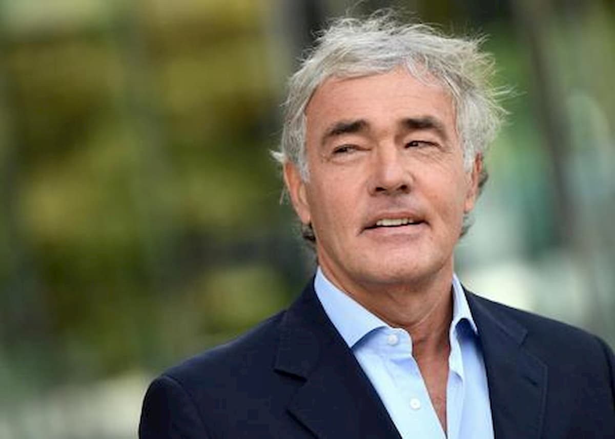 Massimo Giletti con giubbotto antiproiettile e scorta per le vie di Roma