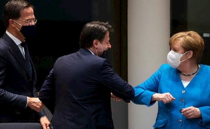 Coronavirus, Oms: "Salutarsi col gomito è rischioso. Non si rispetta la distanza"