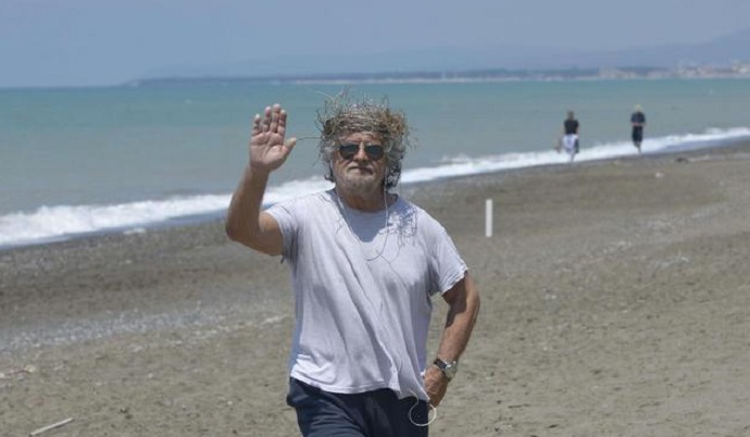 Giornalista Francesco Selvi accusa Beppe Grillo: "Mi ha fatto cadere dalle scale"
