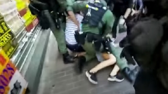 Hong Kong, ragazza di 12 anni scaraventata a terra dalla polizia e arrestata VIDEO