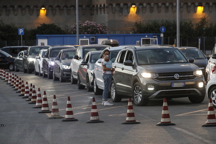 Focolai Costa Smeralda: un positivo su due partito con sintomi