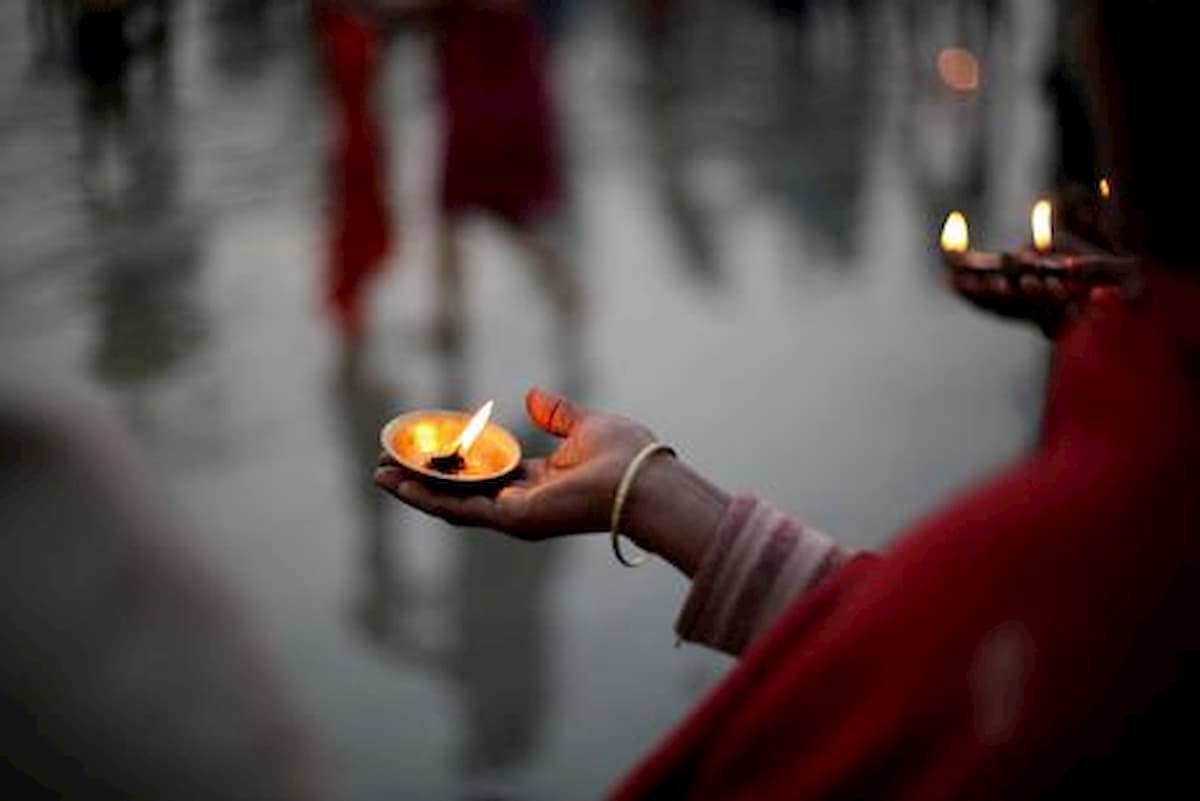 Apre la pancia della moglie con una falce per controllare se il nascituro è maschio