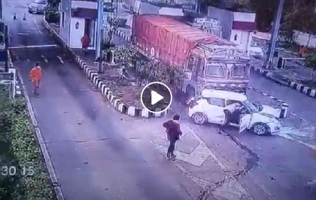 india, auto travolte al casello