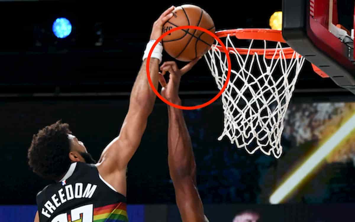 Kawhi Leonard stoppa Jamal Murray usando solo il dito medio