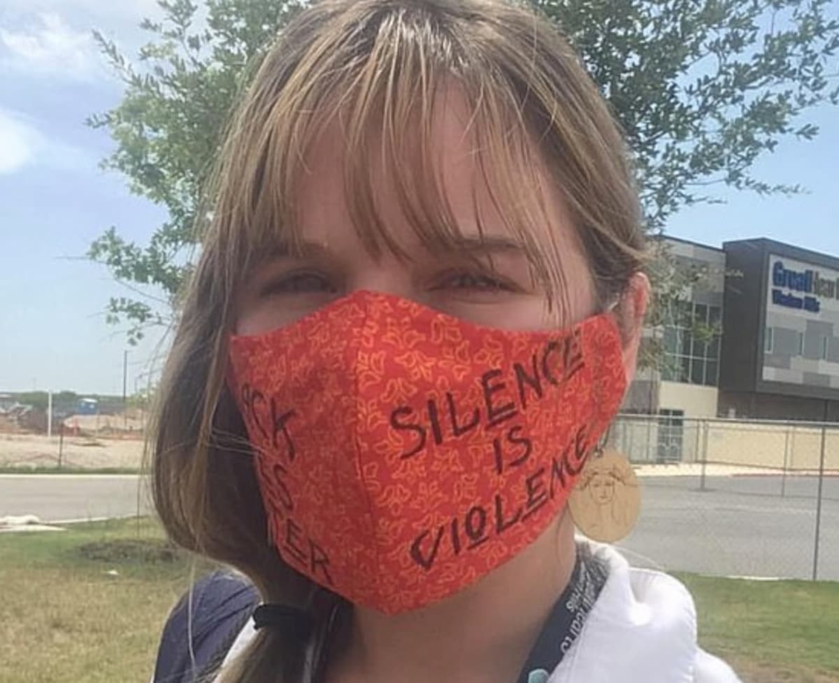 Usa, insegnante bianca indossa mascherina con la scritta Black Lives Matter. Licenziata