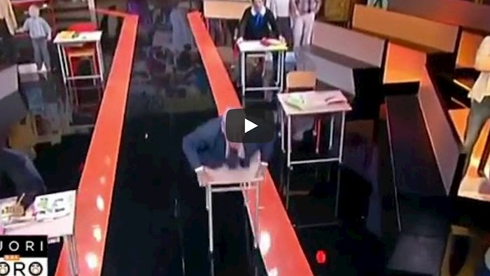 Fuori dal Coro, Mario Giordano entra sdraiato sul banco a rotelle: "Serve a fare gli auto-scontri?" VIDEO