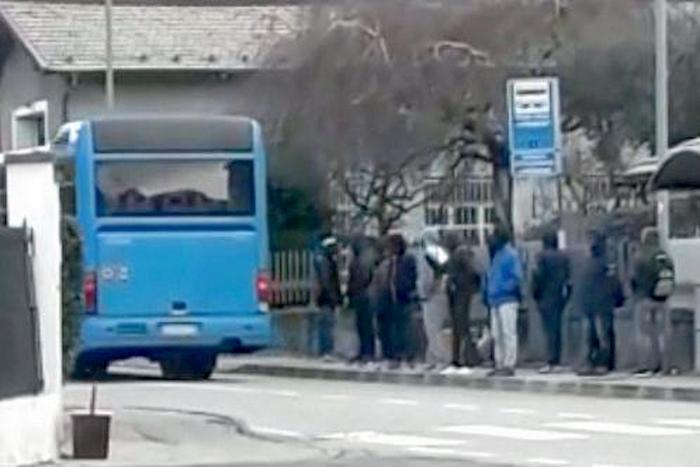 Sedrina (Bergamo), la proposta choc della Lega: bus a orario limitato per i migranti. "Tolgono il posto agli studenti"