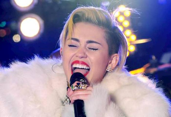 Miley Cyrus non è più vegana: "Ho smesso, il mio cervello non correva più"