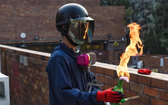 Casal Bertone (Roma), molotov contro un palazzo dopo una lite. Diversi arresti