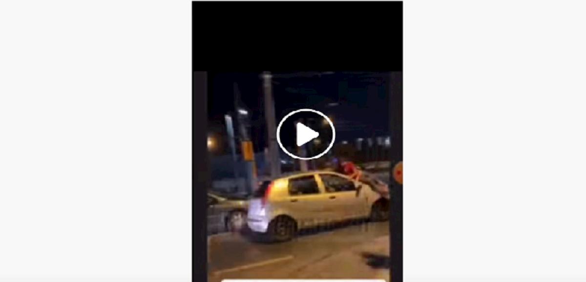 napoli, lancio sull'auto in corsa