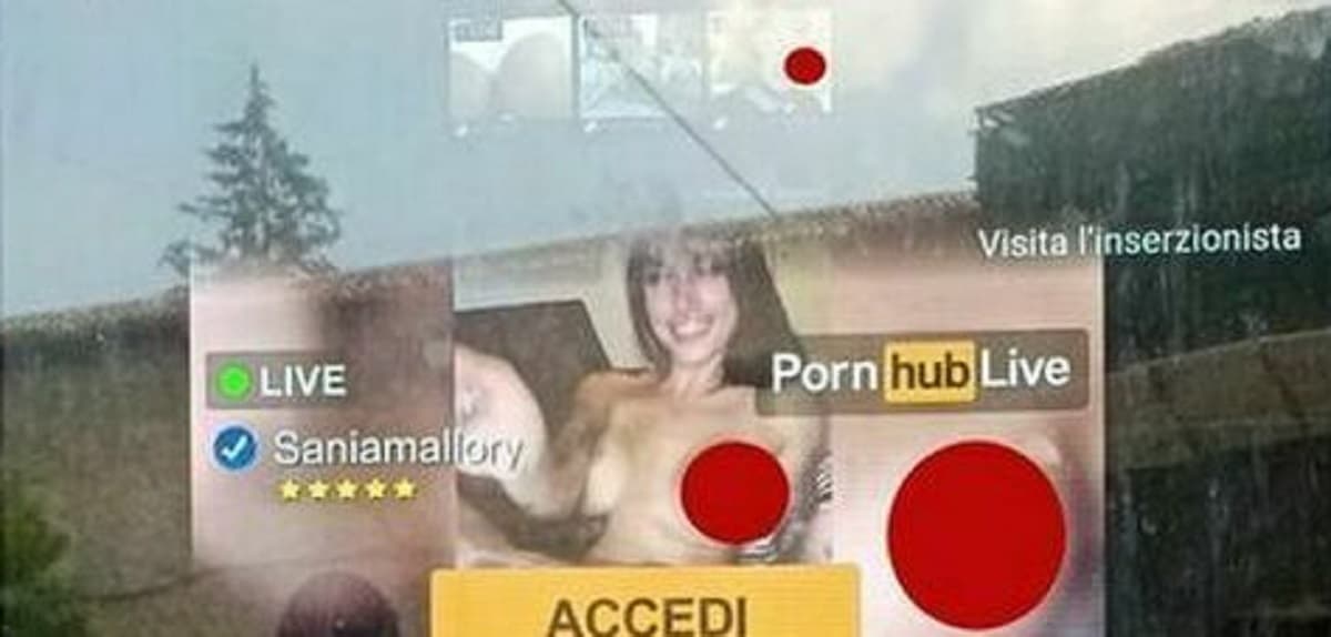 Video a luci rosse sui totem del comune di Norcia