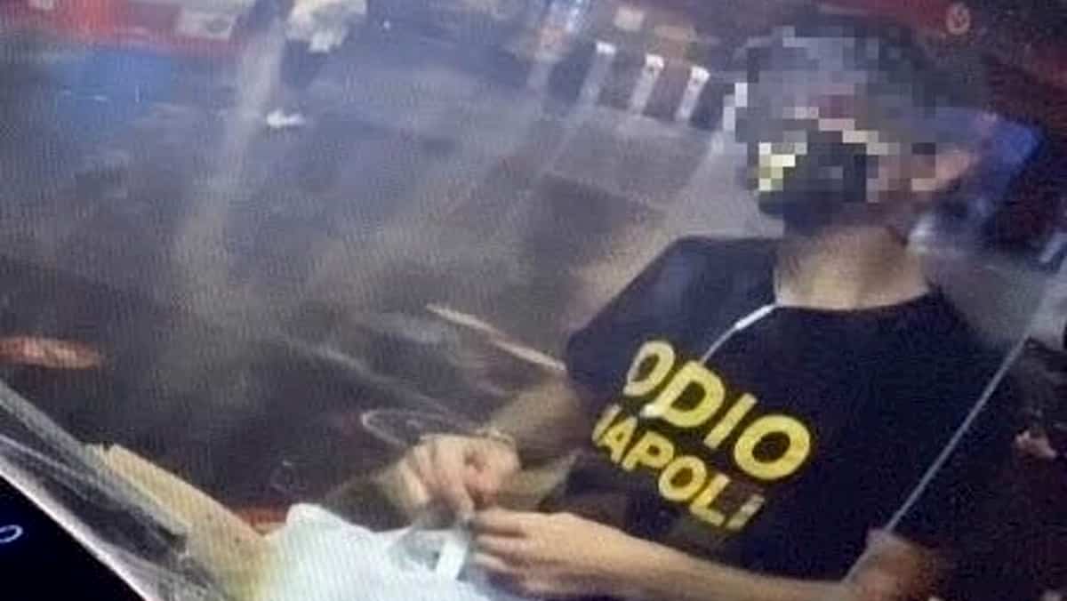 Milano, cliente con la maglia "Odio Napoli"