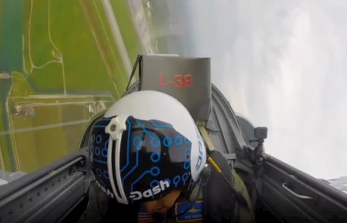 Pilota di jet sviene durante una manovra