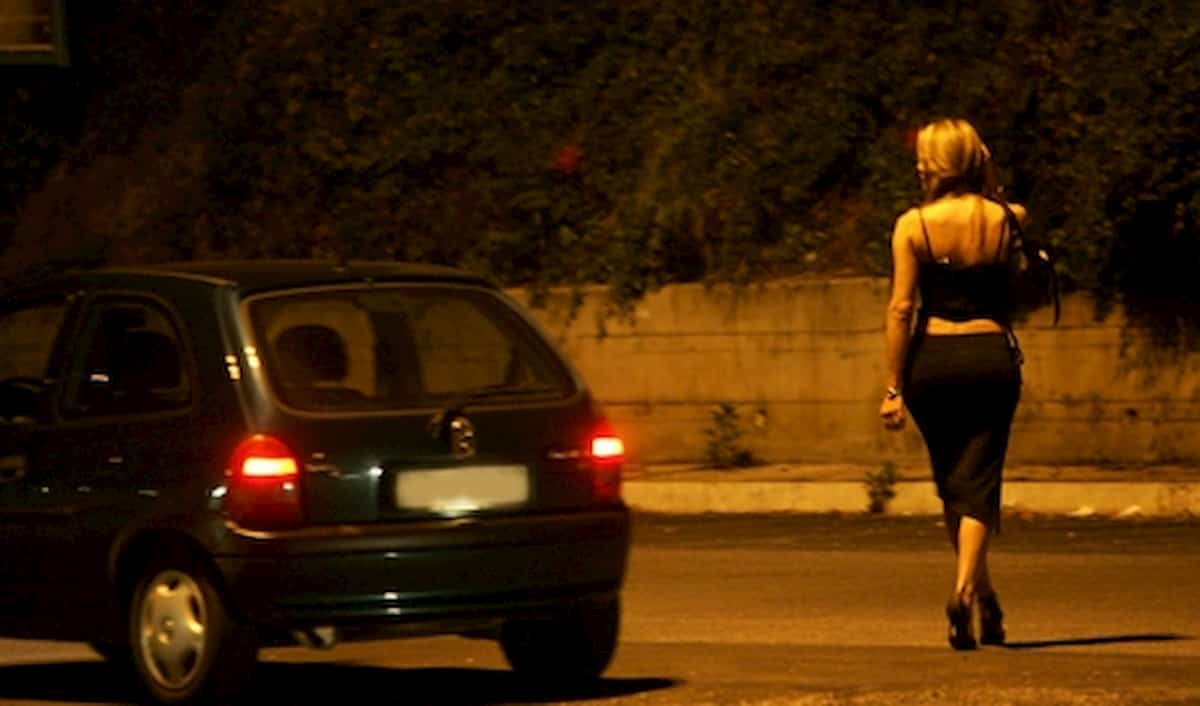 Bergamo, sorpreso con una prostituta dà generalità del fratello