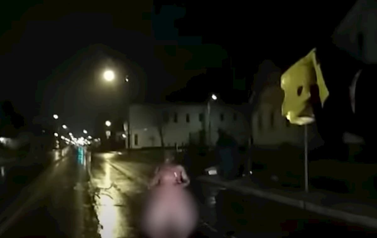 Usa, afroamericano Daniel Prude incappucciato dalla polizia muore asfissiato VIDEO