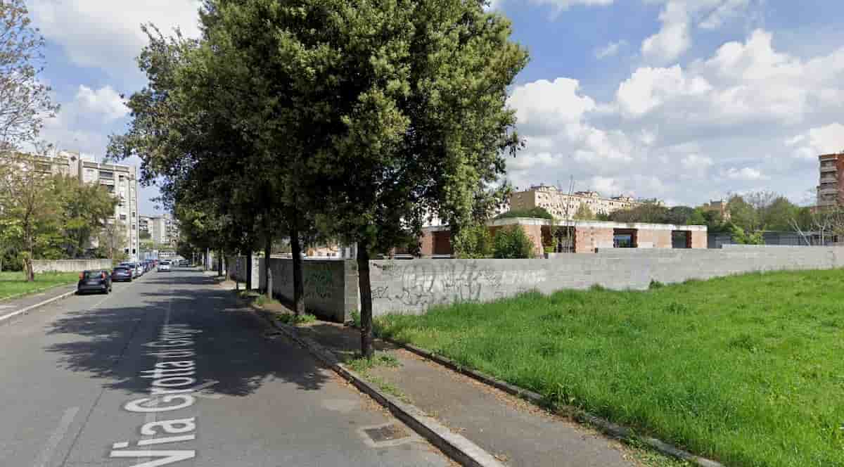 Crolla la copertura di una rimessa dei bus a Roma