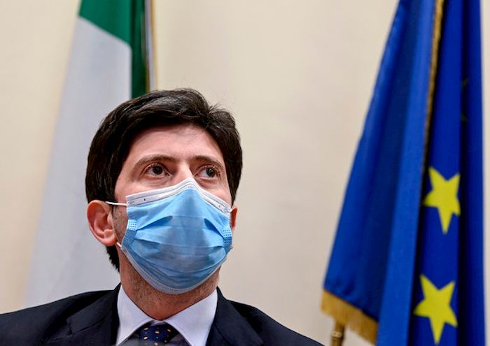 Coronavirus, Speranza: "Resistere 6 mesi. A fine inverno saremo salvi"