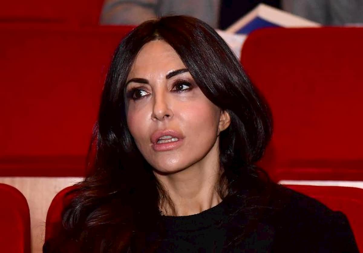 Sabrina Ferilli rivota Virginia Raggi: errare humanum, perseverare è...capoccione