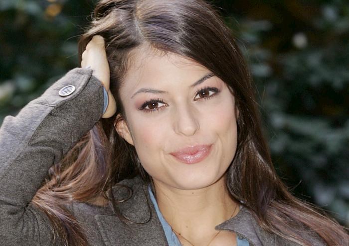 Sara Tommasi sposa a Sanremo. Ma è per il videoclip di Vis a Vis