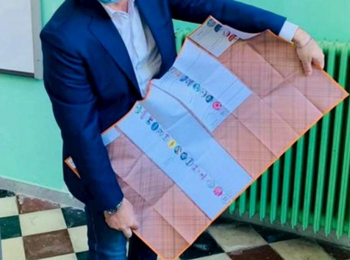 Regionali Puglia, la scheda elettorale è grande quanto un lenzuolo. Ironia sui social