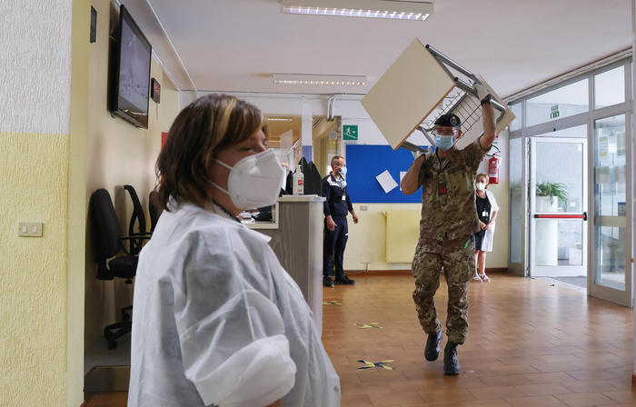Mascherine solo chirurgiche a scuola
