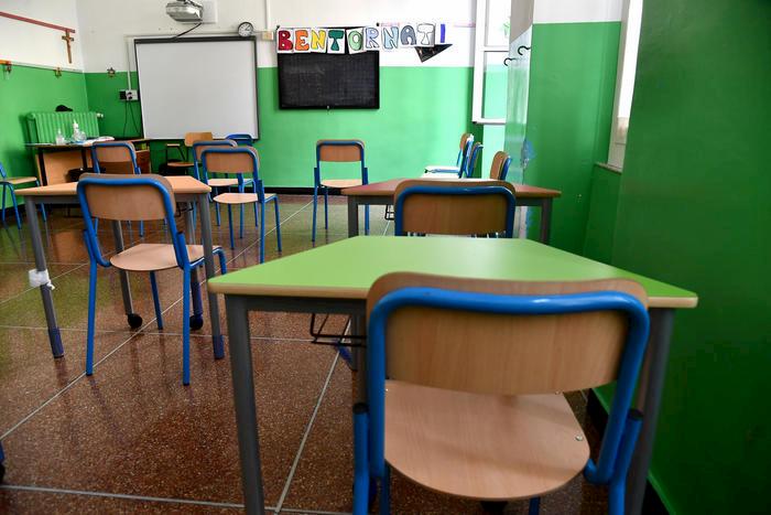 Piacenza, va scuola nonostante sia positiva: tamponi per tutti i compagni di classe