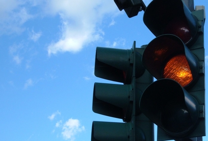 Semaforo giallo durerà minimo 3 secondi, addio incrocio che vai regola che trovi